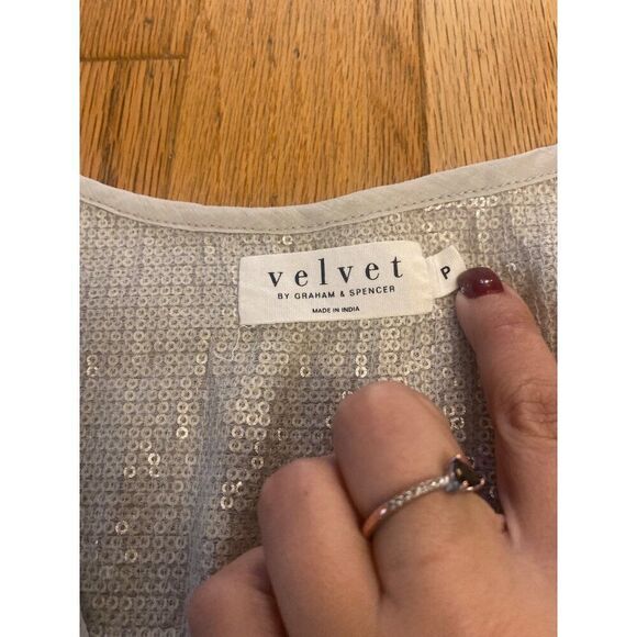 Velvet By Graham & Spencer women'sSequin Sleeveless Top P Silver Polyester V-Nec - Picture 4 of 8